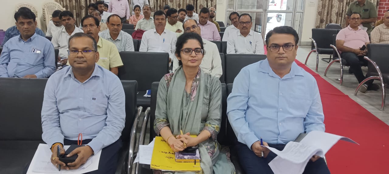 जिलाधिकारी के निर्देश: उद्यमियों की समस्याओं के निस्तारण के लिए विभागीय अधिकारी रखें ध्यान
