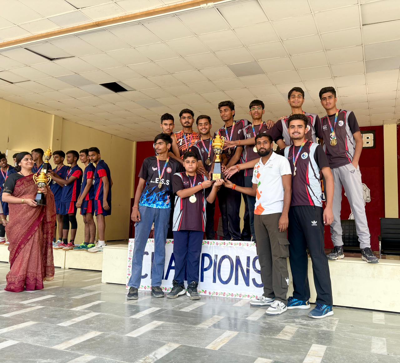 एस.एफ.डी.ए.वी. पब्लिक स्कूल ने स्टेट स्तरीय टूर्नामेंट में मचाई धूम, वॉलीबॉल और शूटिंग में गोल्ड की हासिल की उपलब्धि