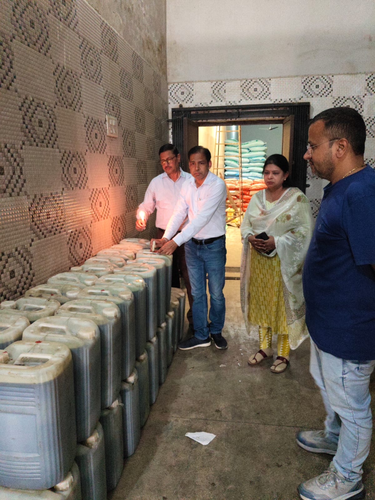 भैंसरहेड़ी गांव में मावा भट्ठियों पर छापा, 682 लीटर संदिग्ध सरसों तेल जब्त