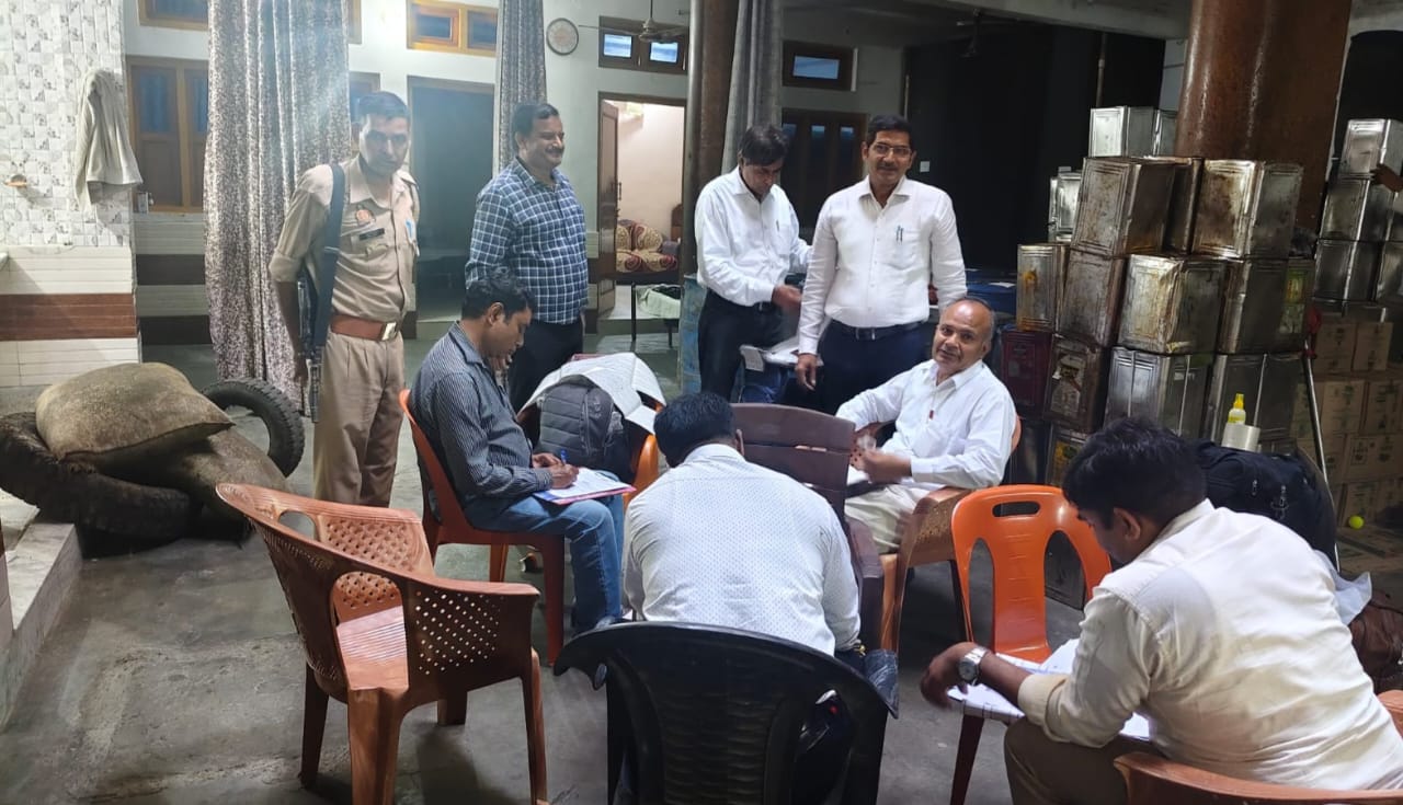 सबरी ट्रेडर्स गोदाम पर छापा, खाद्य सुरक्षा अधिकारी ने तेल के लिए गए नमूने