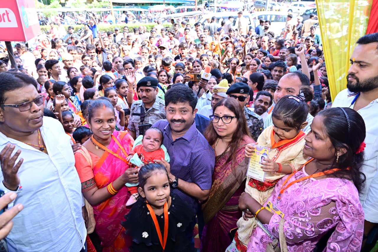 मंत्री नन्दी और पूर्व महापौर ने 344 परिवारों के 1490 बच्चों को कराई दीपावली की खरीदारी