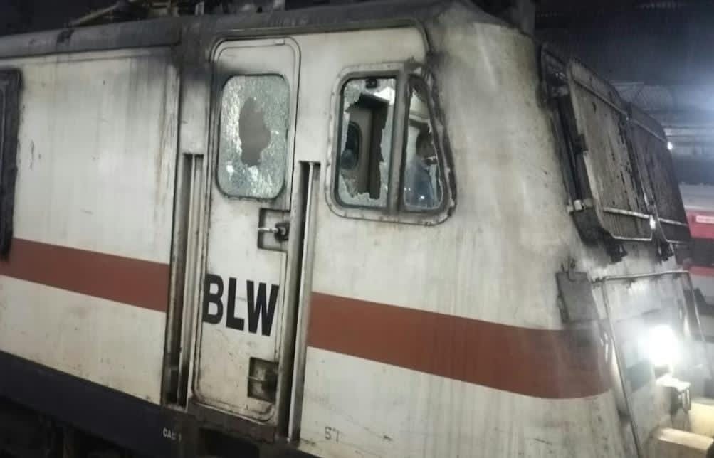 फेस्टिवल स्पेशल ट्रेन पर पथराव, इंजन का शीशा टूटा यात्रियों में हड़कंप