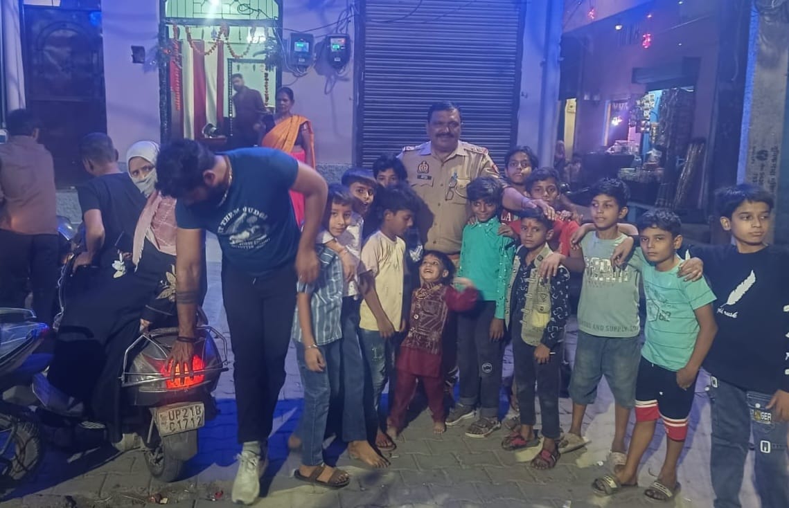दीपावली पर चौकी इंचार्ज ने गरीब बच्चों के साथ मनाई खुशियां