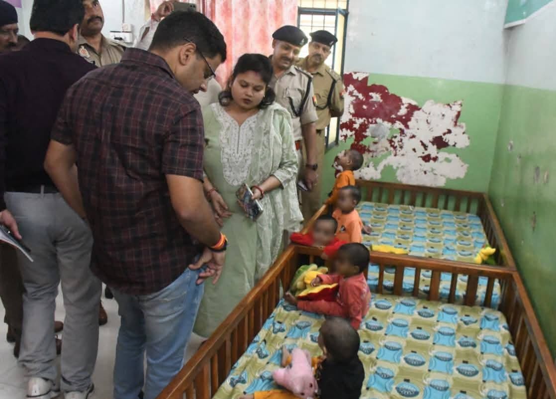 दीपोत्सव का पर्व : डीएम ने नन्हें मुन्नों के संग मनाई दीपावली