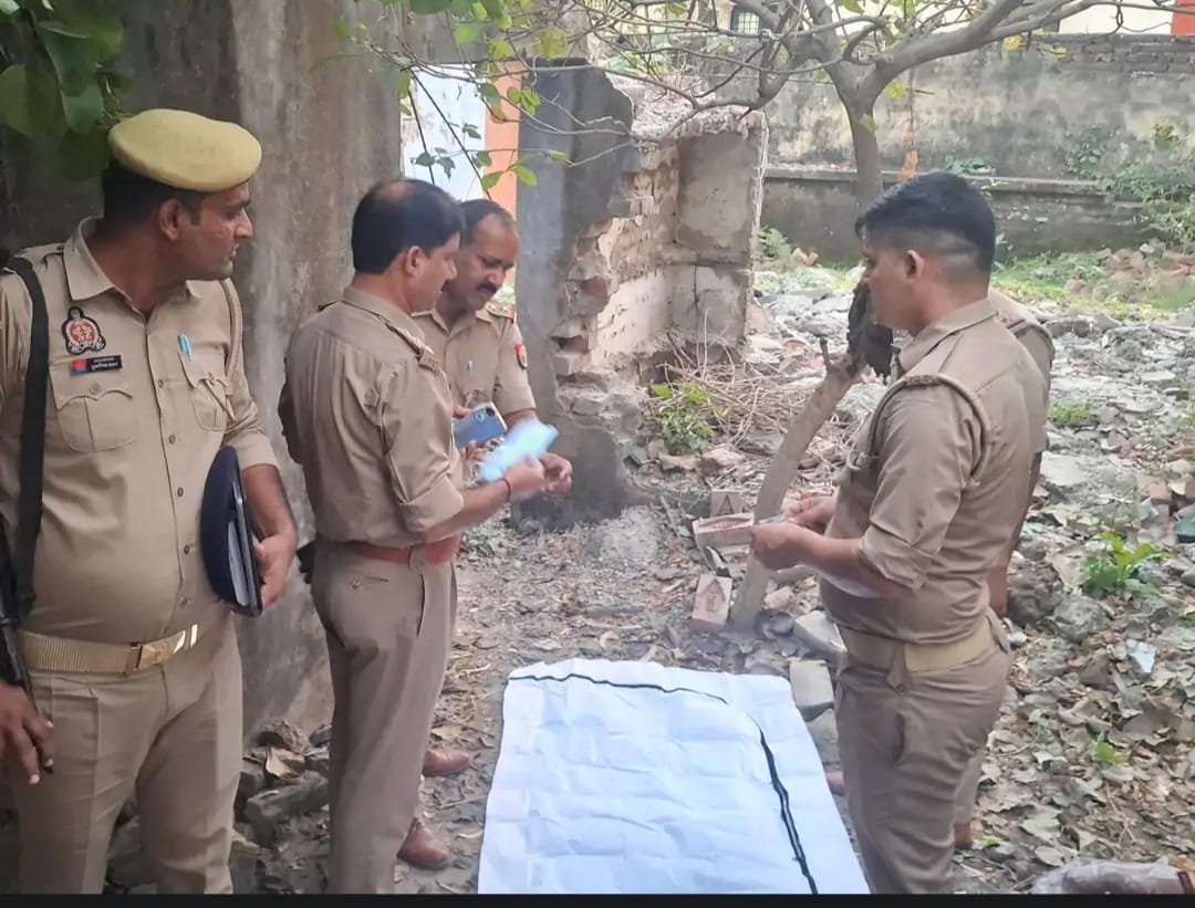जसराना रजिस्ट्री ऑफिस के पीछे खंडहर में बुजुर्ग का शव मिलने से मच हड़कंप