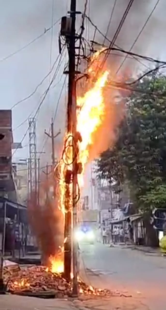 शिकोहाबाद में बिजली के खंभो में आग की लपटे