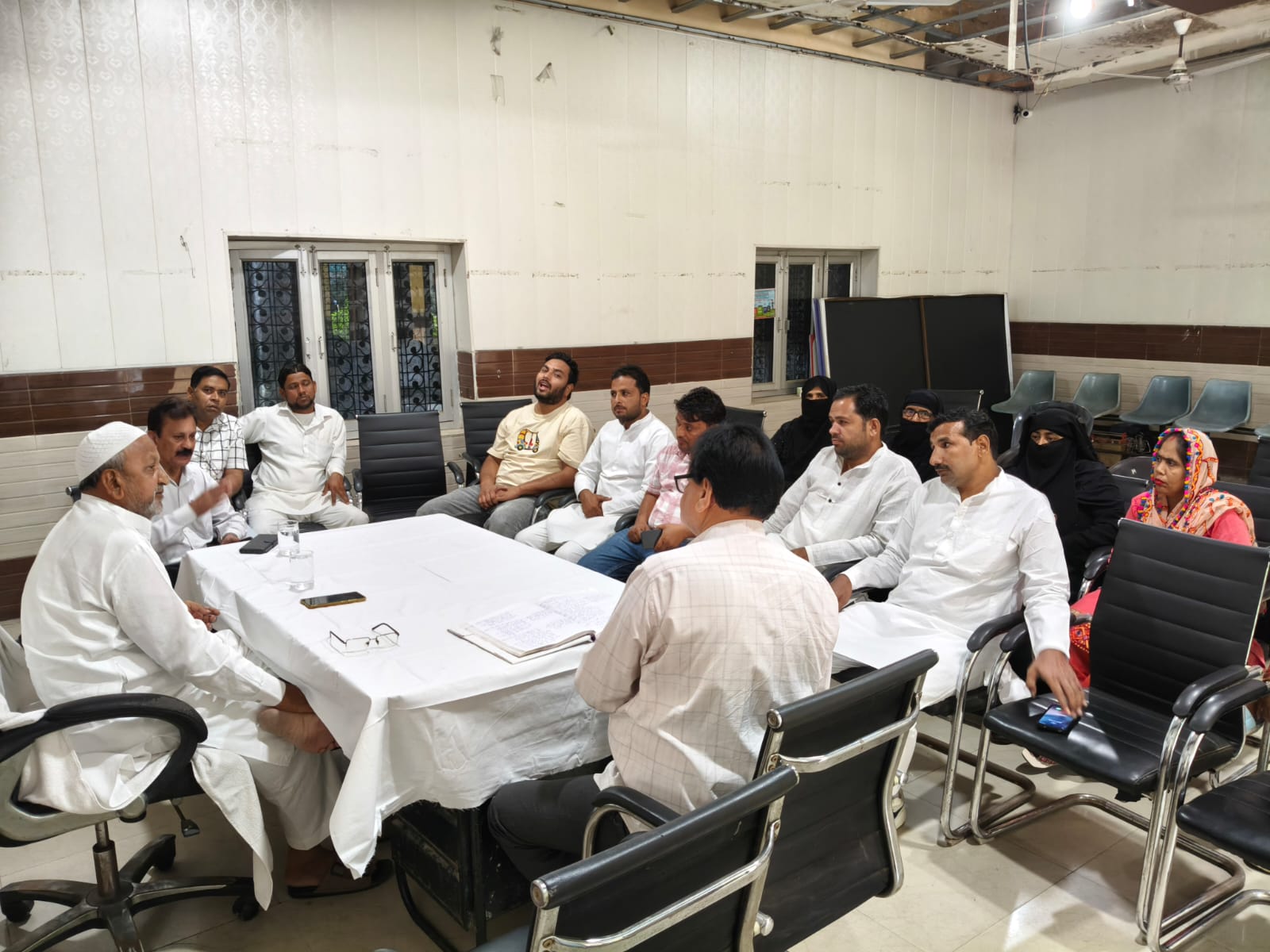 जोया नगर पंचायत बोर्ड की मासिक बैठक पुलिस सुरक्षा में संपन्न