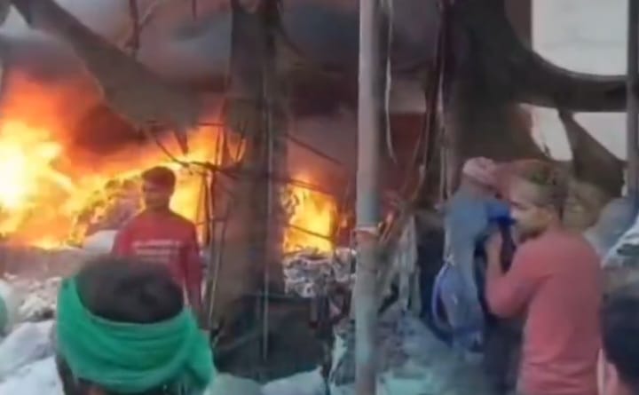 कपड़े के रोल सहित रुई में लगी भीषण आग, फायर ब्रिगेड ने आग पर पाया काबू