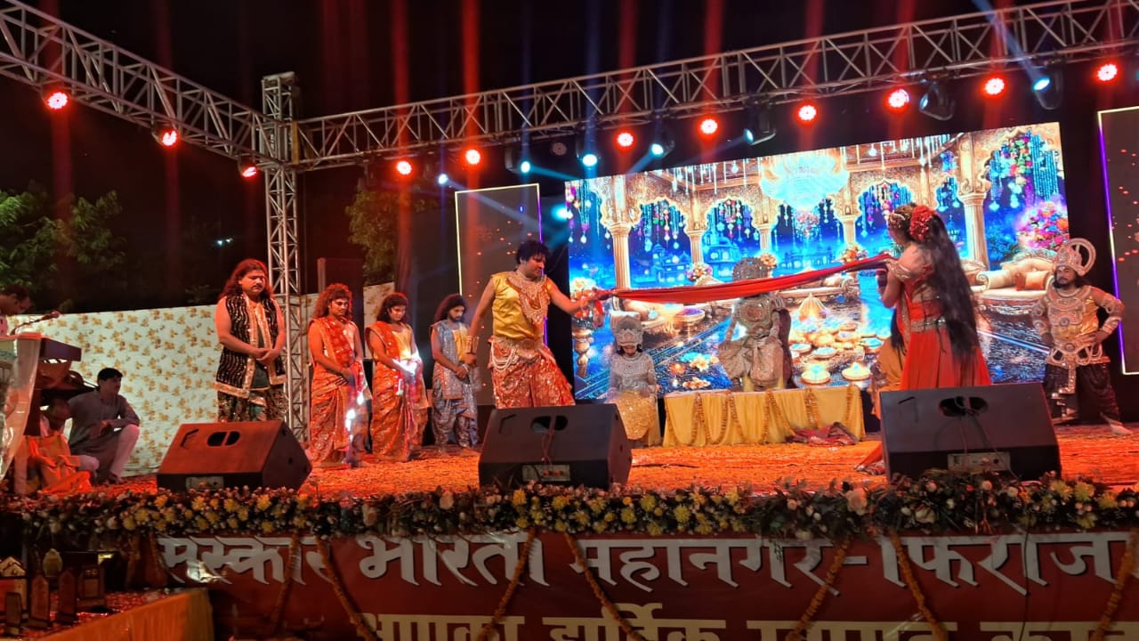 दीपावली आनंद महोत्सव में कलाकारों द्वारा किया भारतीय संस्कृति का प्रचार 