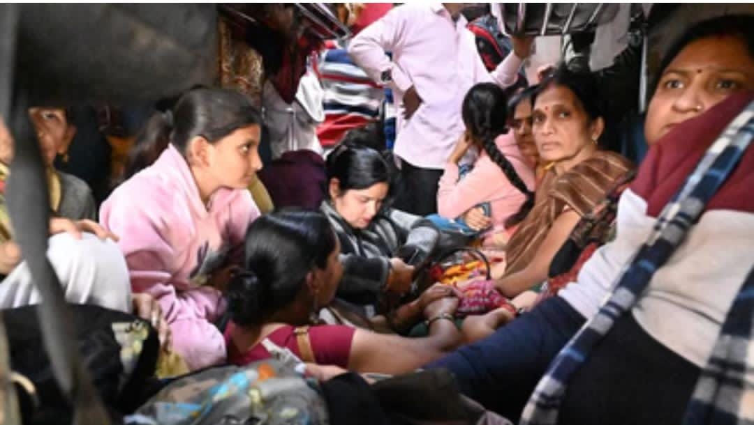 कानपुर में छठ पर्व पर ट्रेनों में भारी भीड़, चादर बांधकर सफर कर रहे यात्री