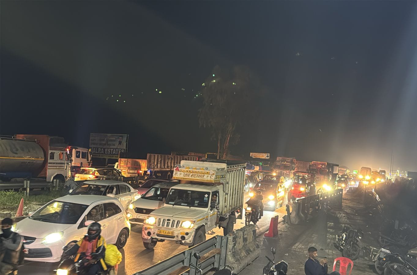 ब्रजघाट हाइवे पर भीषण जाम, वाहनों की लगी लंबी कतारें