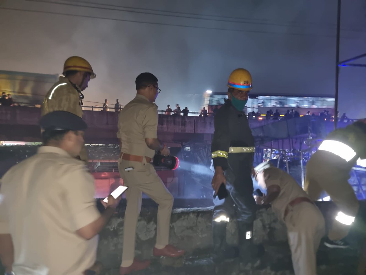 मुरादाबाद के परी रेस्टोरेन्ट में आग लगने से एक की मौत, पुलिस और फायर सर्विस ने किया रेस्क्यू 