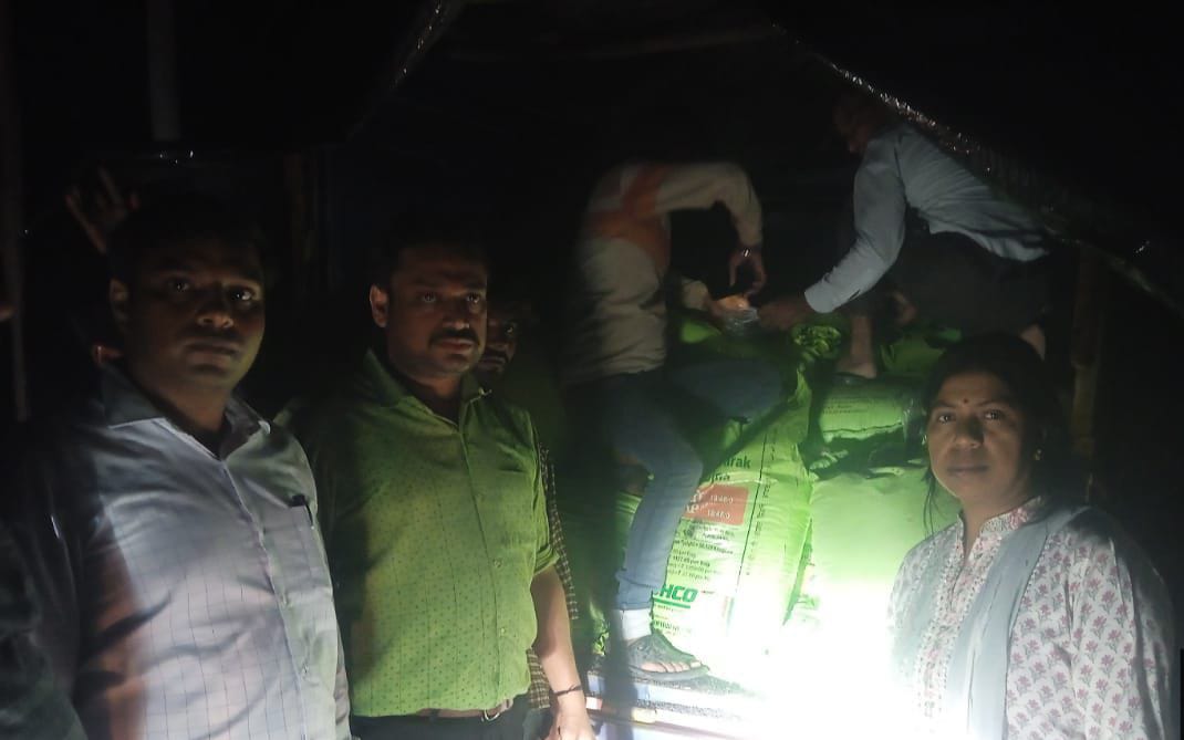 शिकोहाबाद में बड़ी कार्रवाई: 55 बोरी डीएपी खाद बरामद