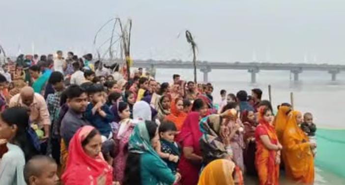 छठ पूजा के तीसरे दिन उगते सूर्य को अर्घ्य के साथ महिलाओं ने किया व्रत का पारण 