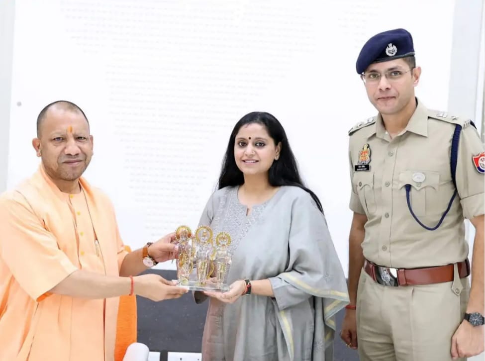 एसएसपी सौरभ दीक्षित ने अपनी पत्नी आसिमा महाजन के साथ उत्तर प्रदेश के मुख्यमंत्री से की भेंट 