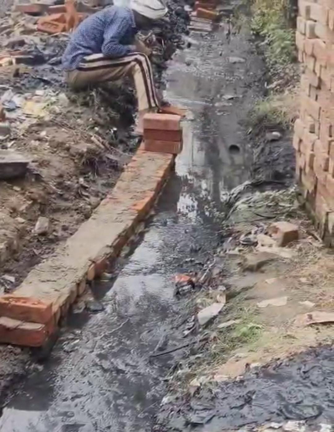 कीचड़ और पानी में बन रही नाली — नगर निगम ठेकेदार की लापरवाही का वीडियो वायरल, मचा हड़कंप