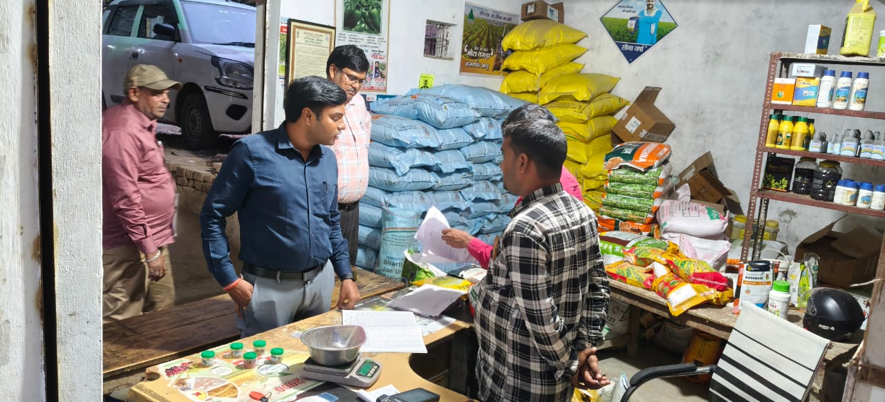 उर्वरक की दुकानों के निरीक्षण के दौरान 7 विक्रेताओं को नोटिस और 2 लइसेंस निलंबित