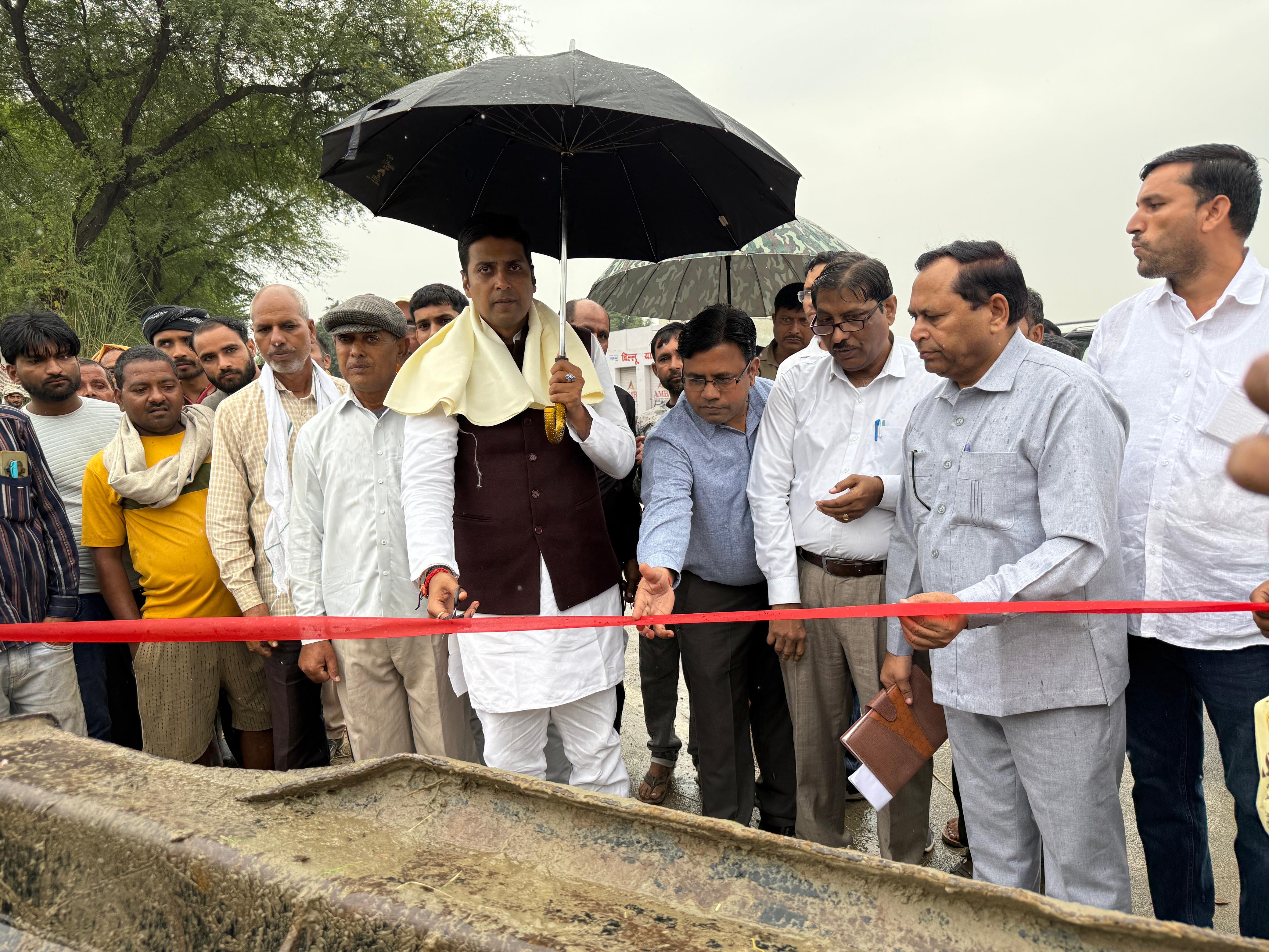बदनपुर रजवाहा की सिल्ट सफाई व सड़क का गड्ढामुक्ति के कार्य का हुआ शुभारंभ