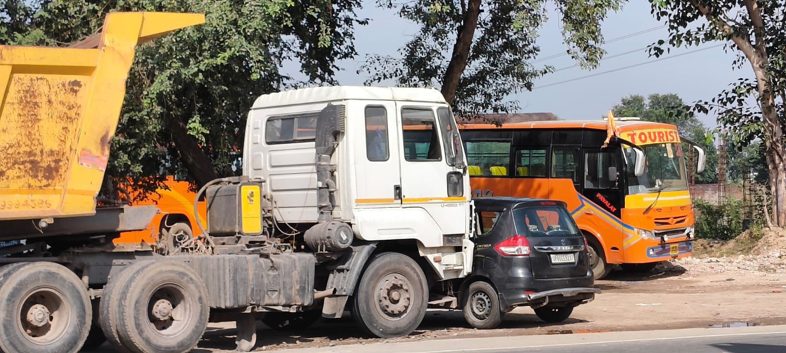 तेज रफ्तार डंपर ने अर्टिगा को 50 मीटर तक घसीटा, पांच लोग गंभीर रूप से घायल