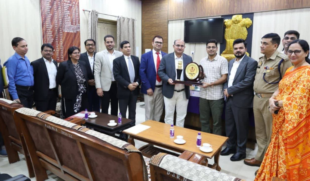 डीएम का विदाई समारोह कार्यक्रम आयोजित, कार्यकाल को सराहते हुए दी विदाई