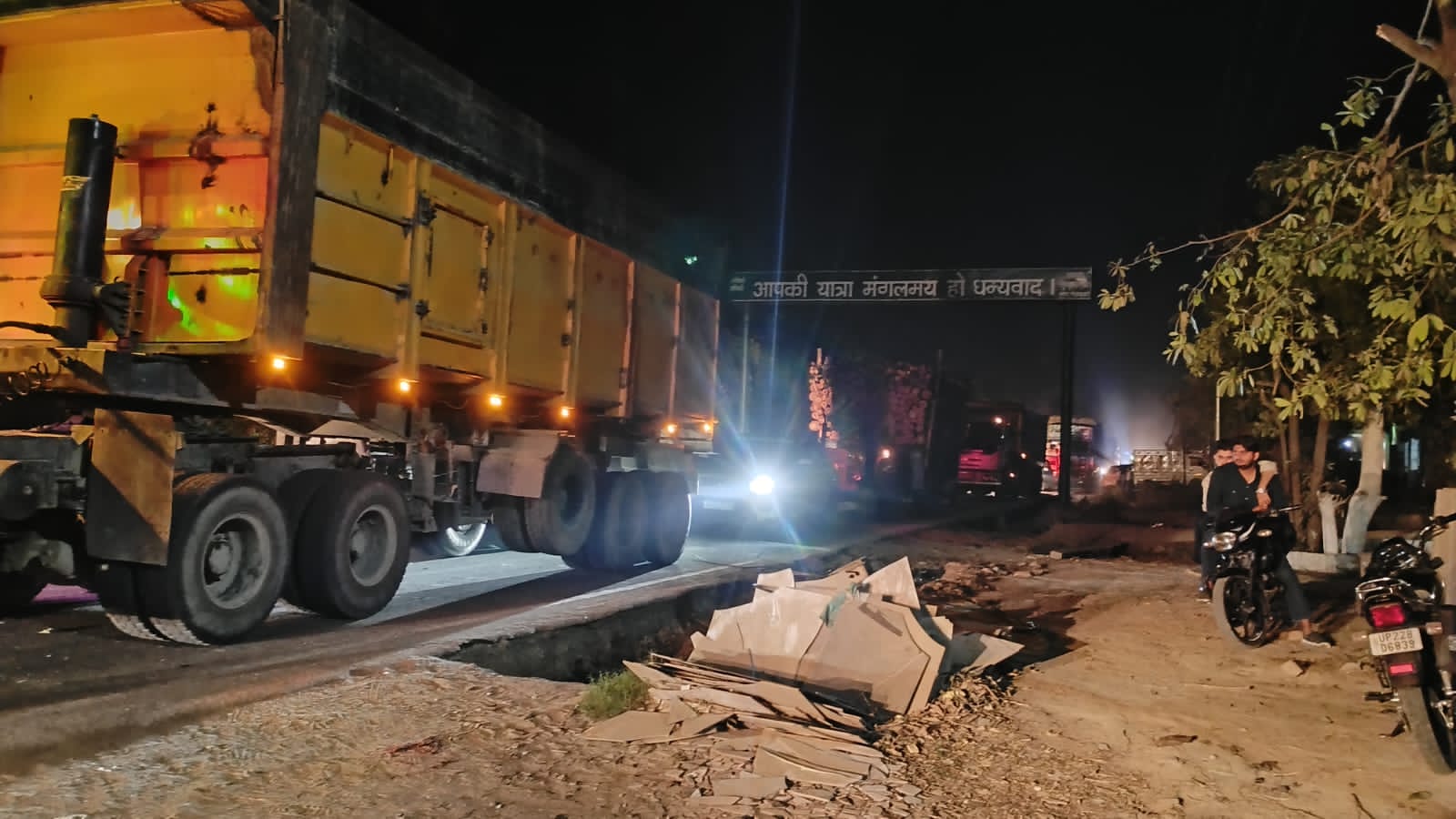 सड़क पर पत्थर उतारते समय खंभे से टकराया डंपर, बड़ा हादसा टला