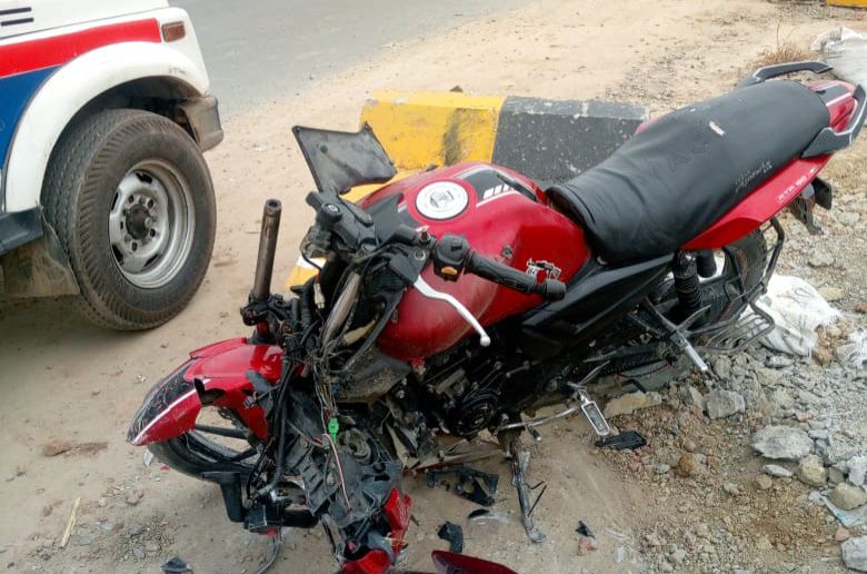 आगरा रोड पर बेकाबू अपाचे डिवाइडर से टकराई, एक युवक घायल