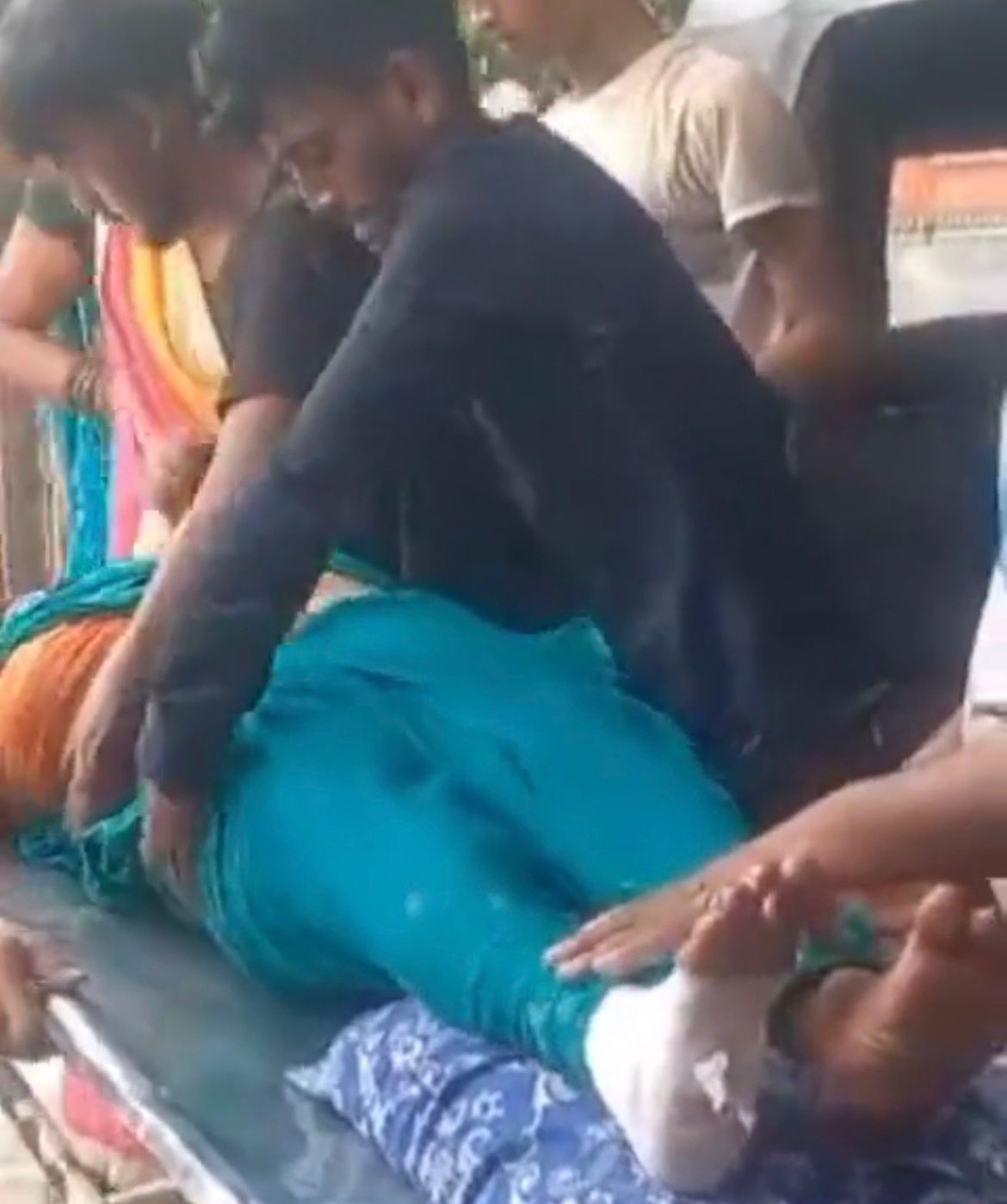 बंदरों का आतंक! छत से गिरी महिला, हालत नाज़ुक