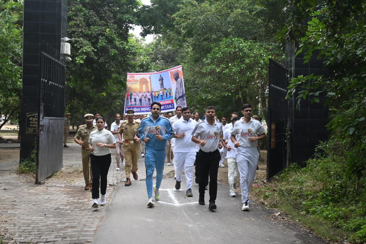 फिरोजाबाद में दौड़ी एकता की लहर, लौह पुरुष को पुलिस परिवार ने दी भावभीनी श्रद्धांजलि 