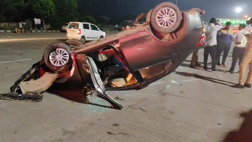 तेज़ रफ़्तार का कहर: टूंडला टोल के पास पलटी स्विफ्ट डिज़ायर, बाल-बाल बचे सवार