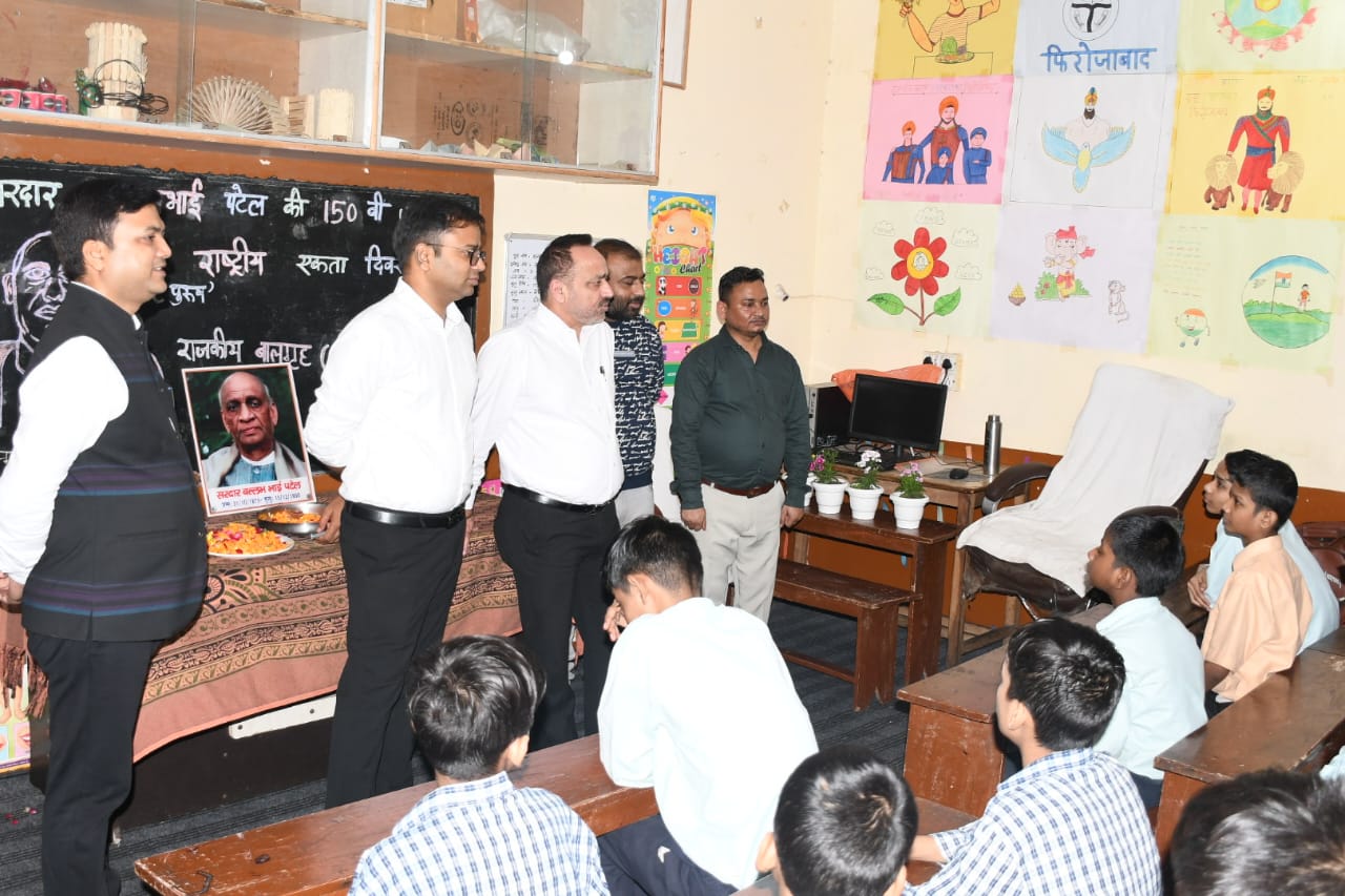 जिलाधिकारी व जिला जज ने किया राजकीय बाल गृह बालक का निरीक्षण 