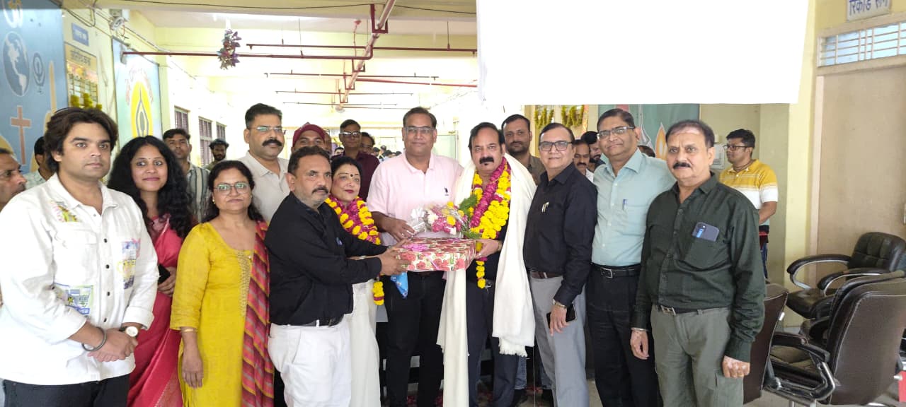 सीनियर नेत्र परीक्षण अधिकारी डॉ दीपक हुए रिटायर्ड, दी गई विदाई  