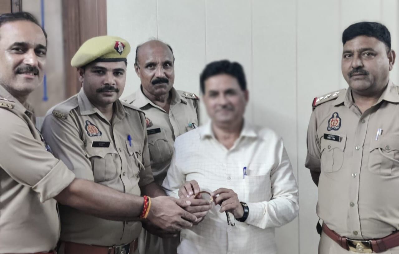 पुलिस की त्वरित कार्रवाई दो घंटे में गुम हुए ढाई तोला सोना मालिक लौटाया
