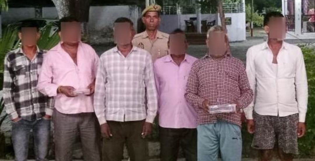 खेत में चल रहा था जुए का खेल, थाना एका पुलिस ने मारी दबिश