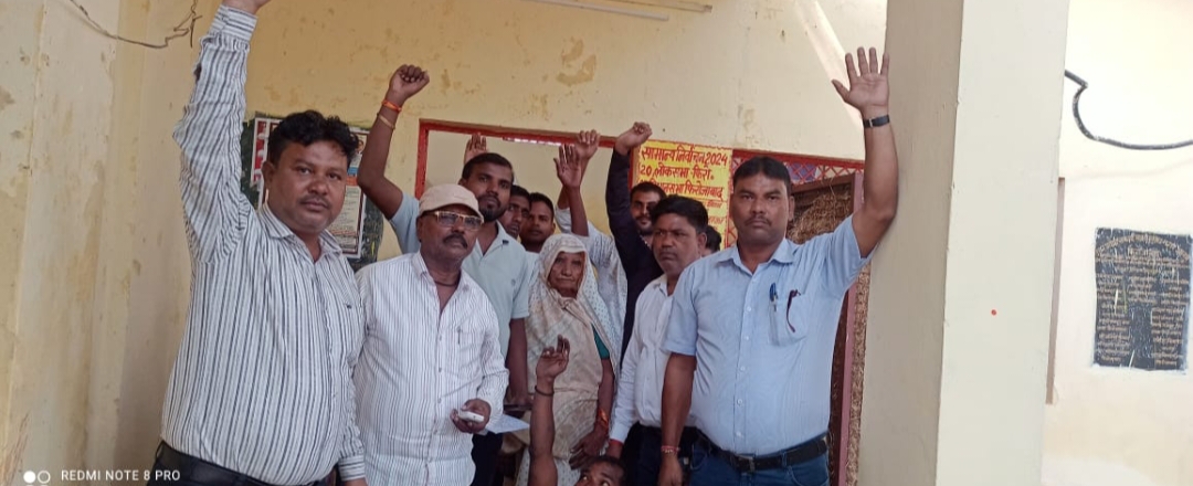 ठेका सफाई कर्मचारियों ने वेतन भुगतान को लेकर लोगों ने जताई नाराज़गी