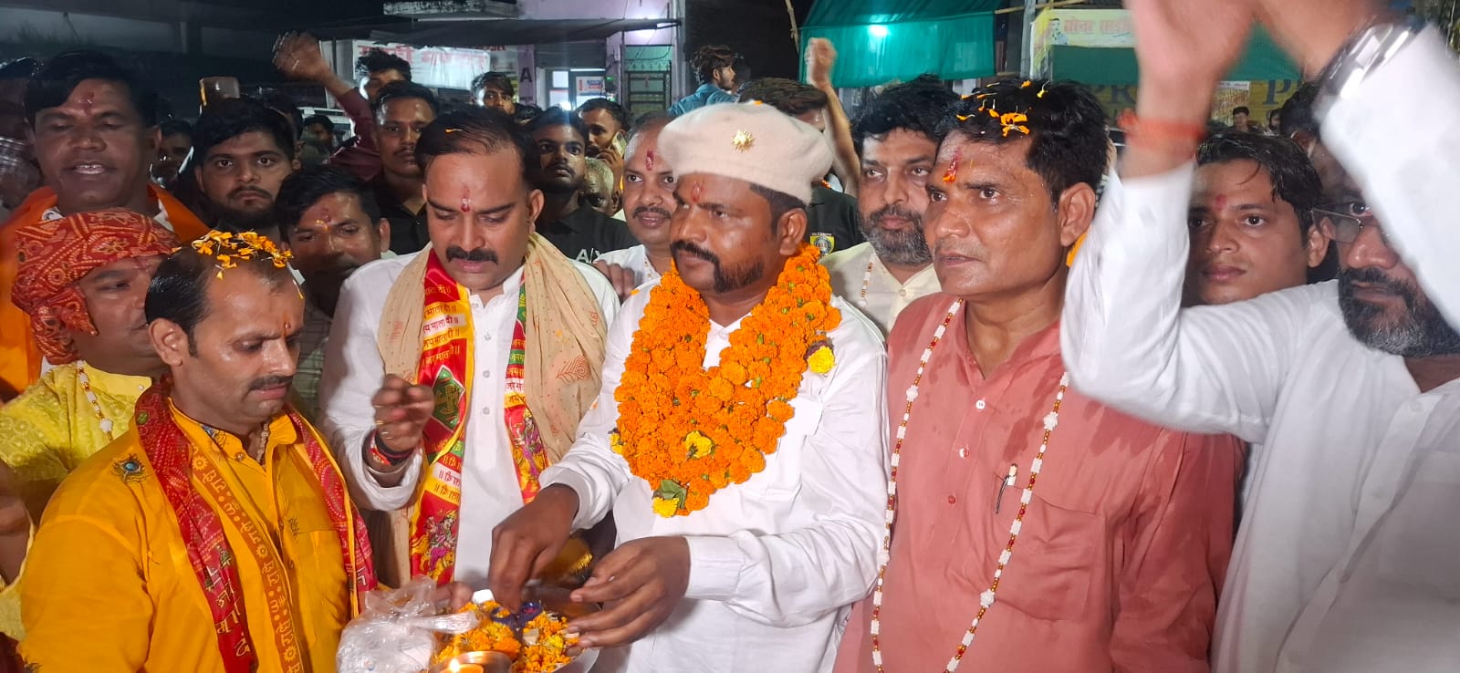 जसराना में दिव्यता और भव्यता के साथ निकली मां दुर्गा की शोभायात्रा
