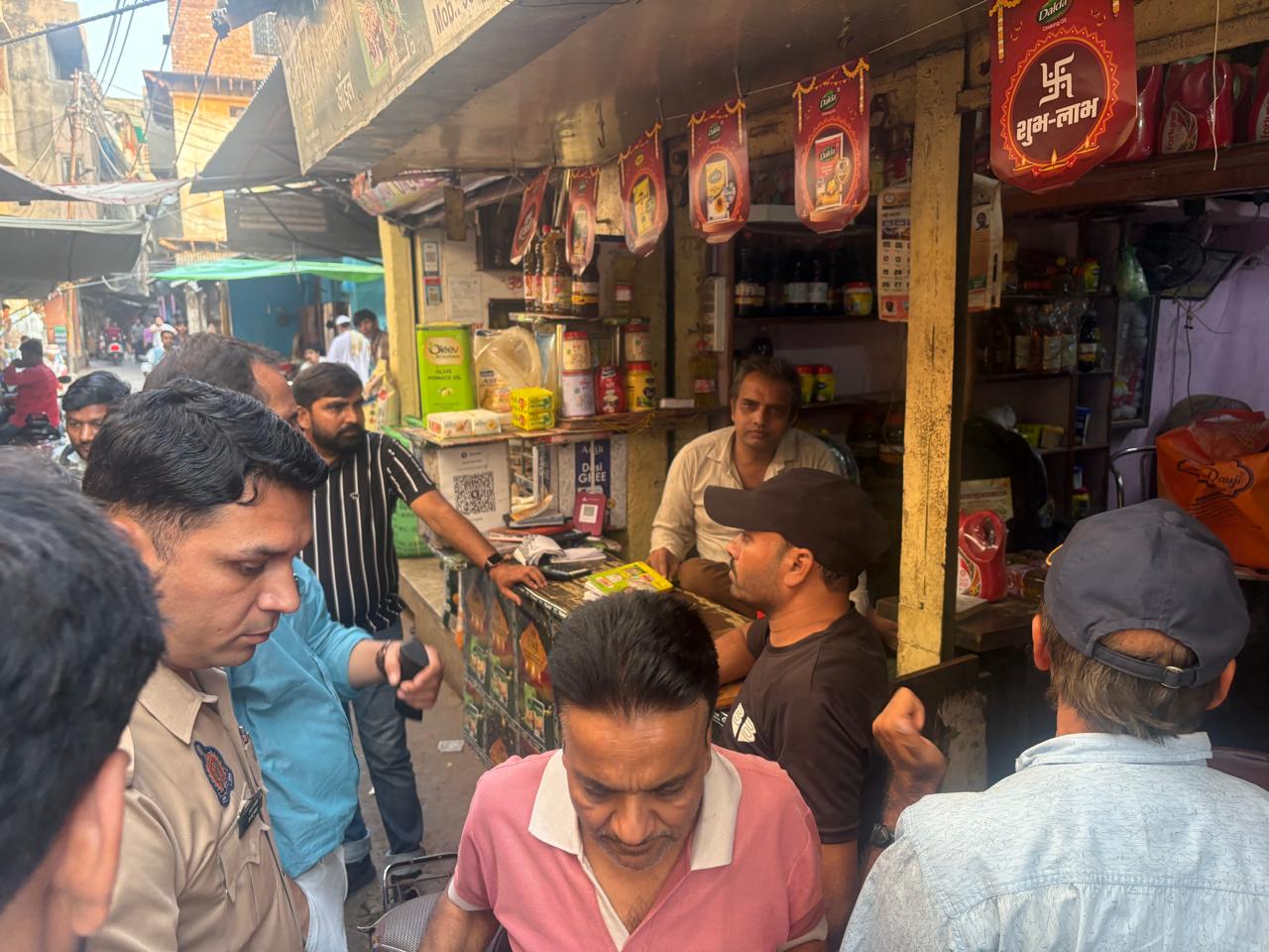 खाद्य तेल में नकली पैकिंग एव मिलावट की सूचना पर एस० के० ट्रेडर्स पर छापा, थमाया नोटिस