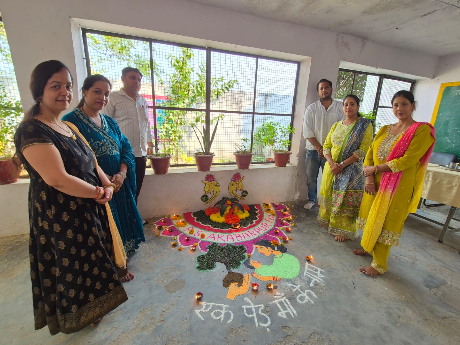 प्राथमिक विद्यालय अकबरपुर में हुआ रंगोली का आयोजन 