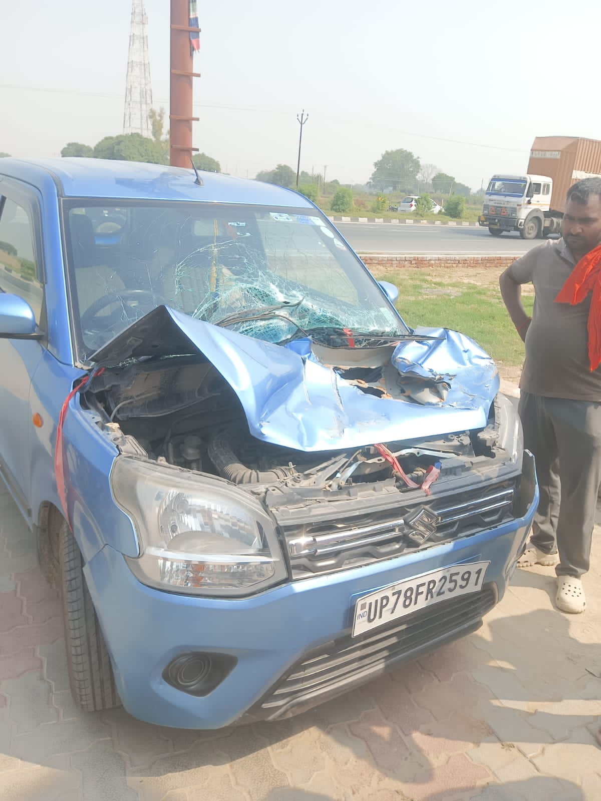 ट्रैक्टर और वैगनआर कार में हुई जोरदार ट्रैक्टर, बाल बाल बचे वाहन सवार 