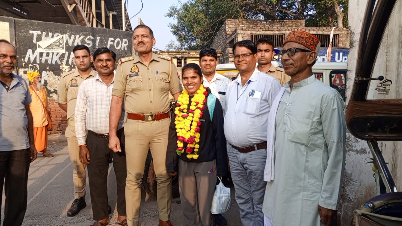 फ़िरोज़ाबाद की पूनम बघेल ने माउंट एवरेस्ट की ऊंचाई पर फहराया तिरंगा