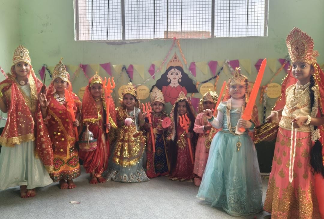 शिकोहाबाद स्कूल में देवी स्वरूप बच्चियों की हुई पूजा 