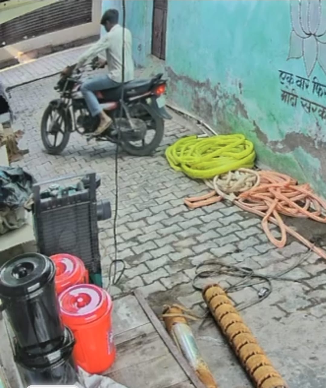  फरिहा में भाजपा चेयरमैन के आवास से दिनदहाड़े बाइक चोरी, सीसीटीवी में कैद हुई वारदात