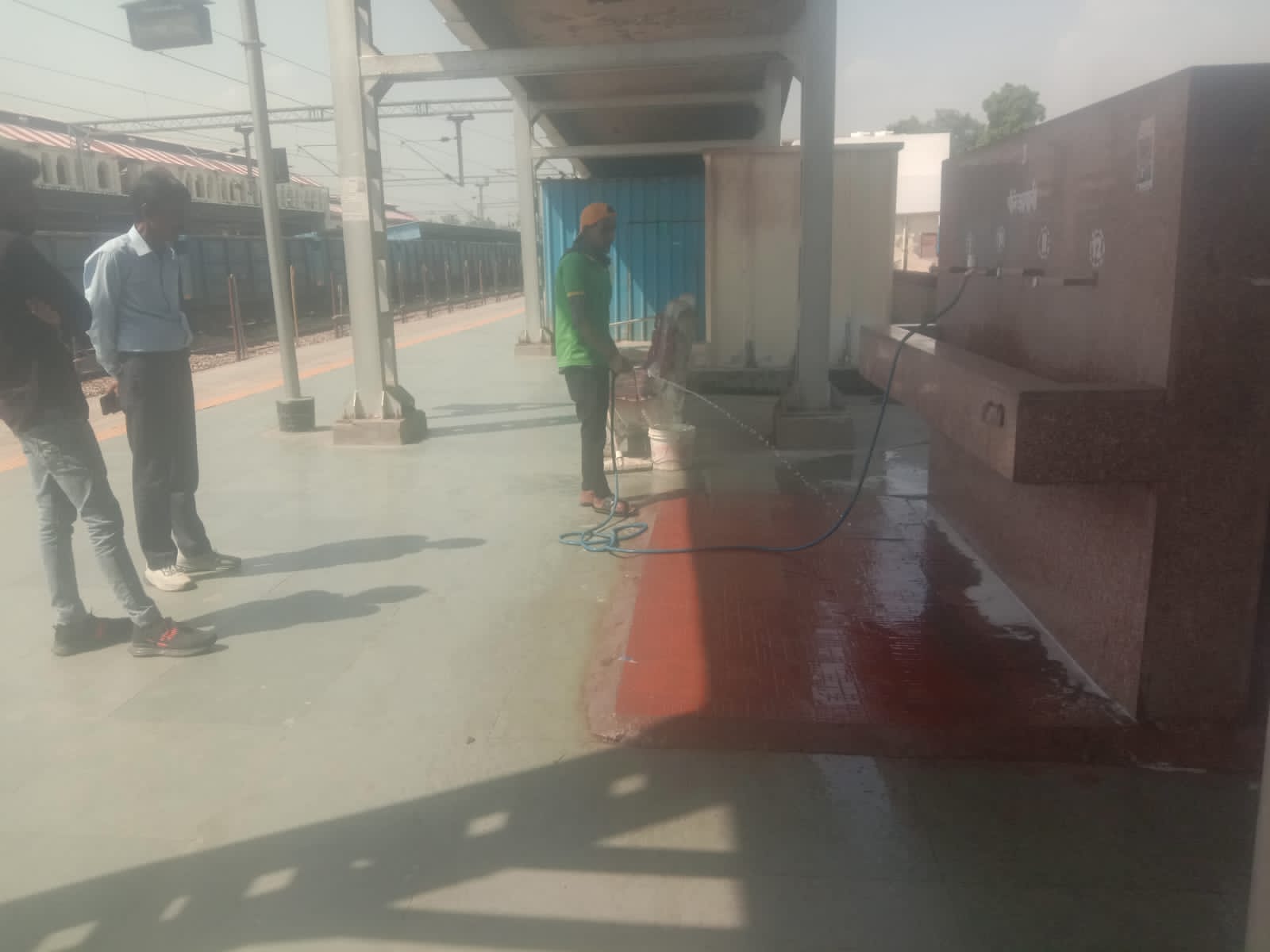 स्वच्छता पखवाड़ा के अंतर्गत स्टेशनों पर स्वच्छ नीर अभियान चलाया