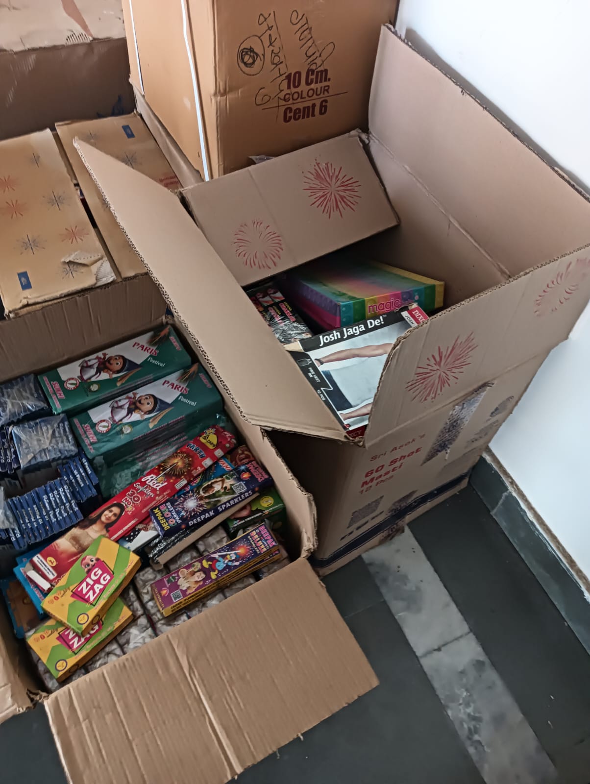 अवैध पटाखों पर प्रशासन की कार्यवाही, लाखों के पटाखे जब्त 