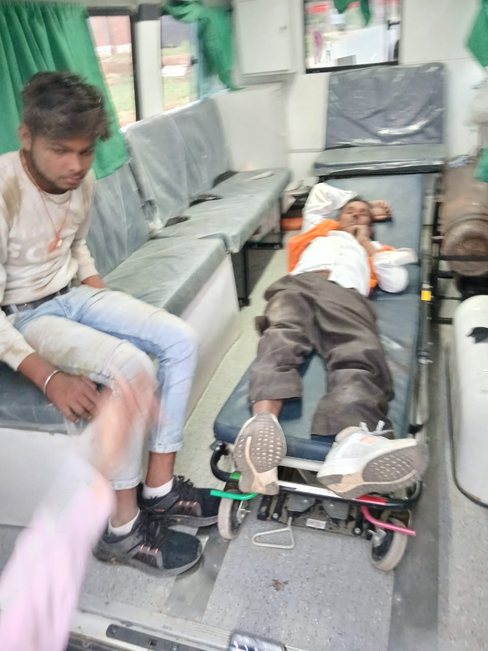 बाइक डिवाइडर से टकराकर पलटी, चाचा भतीजे हुए घायल