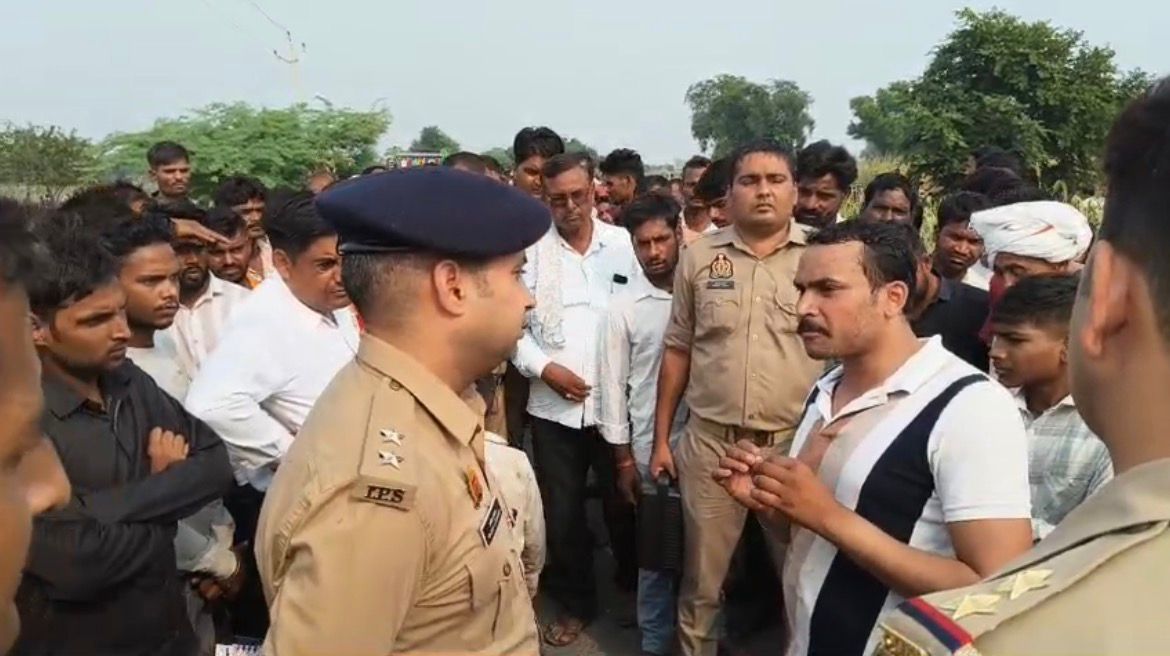 सड़क हादसे में युवक की मौत, आक्रोशित ग्रामीणों ने मार्ग जाम किया