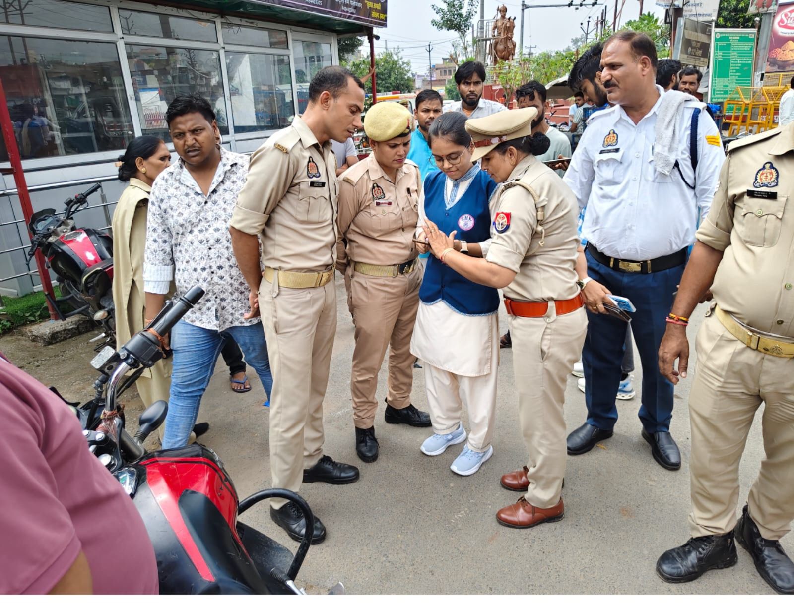 आस्था सिंह बनीं “एक दिन की इंस्पेक्टर”