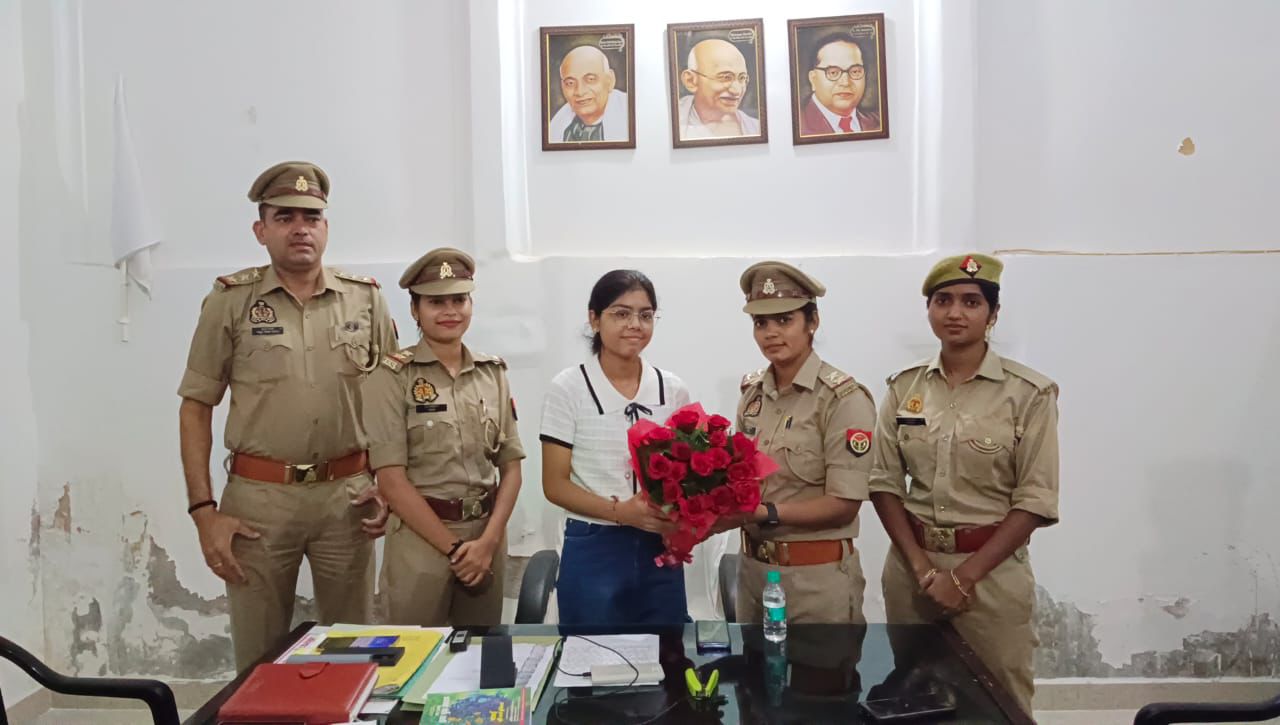 थानेदार की कुर्सी पर बैठी छात्रा पिंकी, बढ़ा आत्मविश्वास