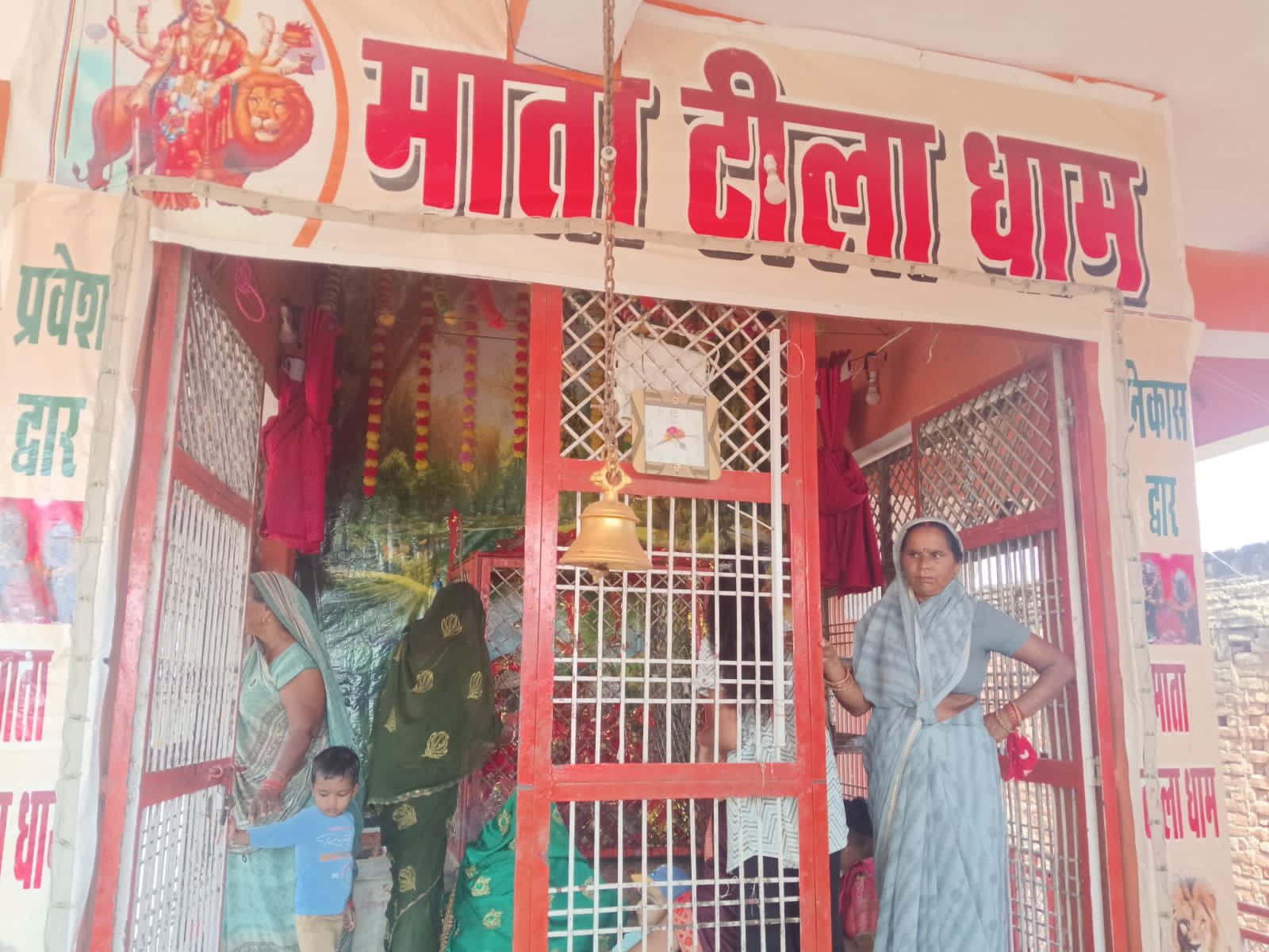 माता टीला मंदिर पाढम में मेले का आयोजन हुए प्रसाद वितरण
