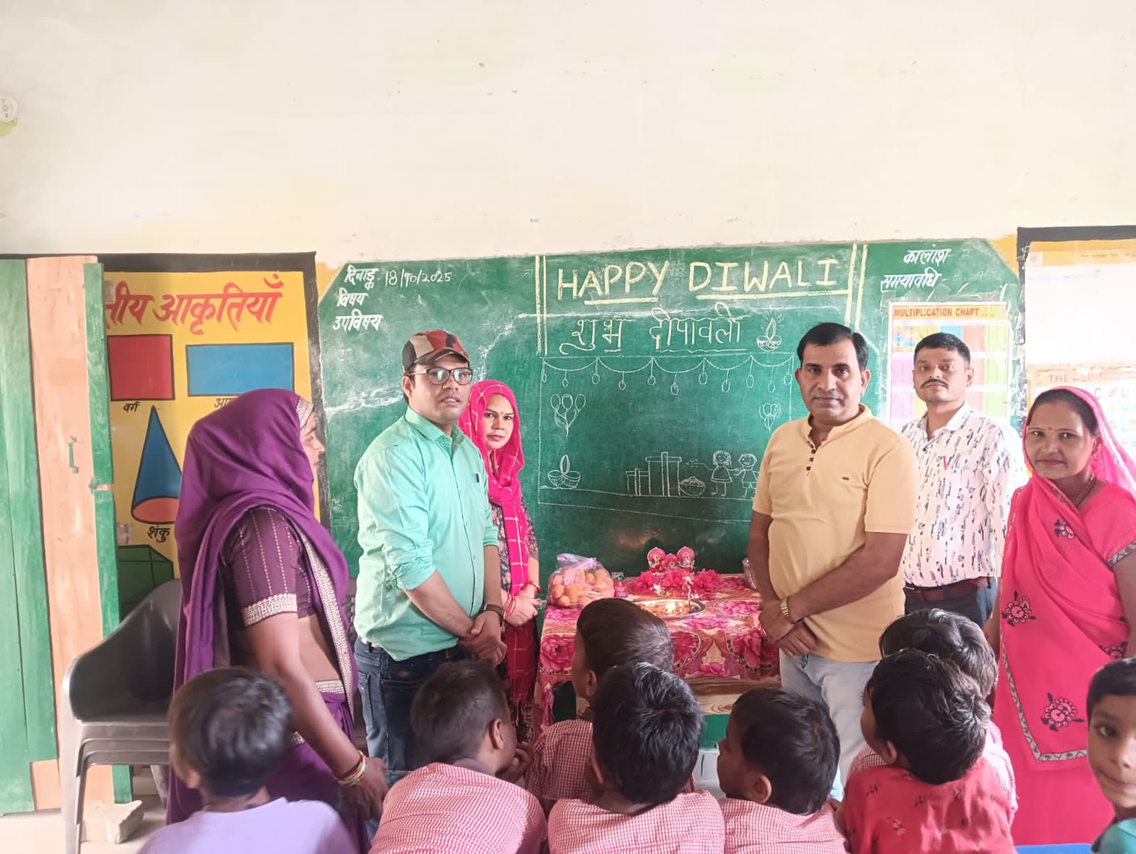दीपावली को लेकर प्राथमिक विद्यालय गढ़ी तारा हुआ पेंटिंग प्रतियोगिता का आयोजन
