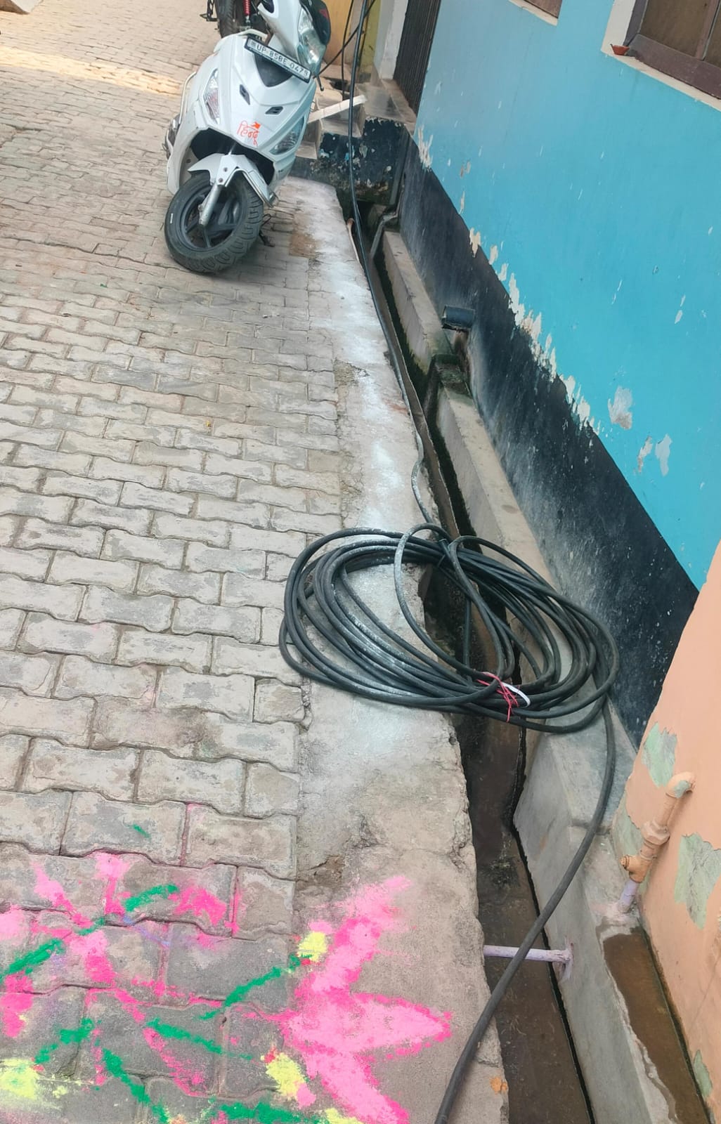 स्मार्ट मीटर लगने के एक हफ्ते बाद भी पोल से नहीं जोड़ी गई नई केबिलें